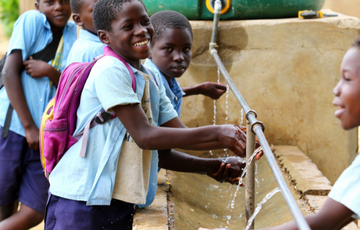 beplay全站App岛健康员工帮助secure funding windfall for clean water project in Africa